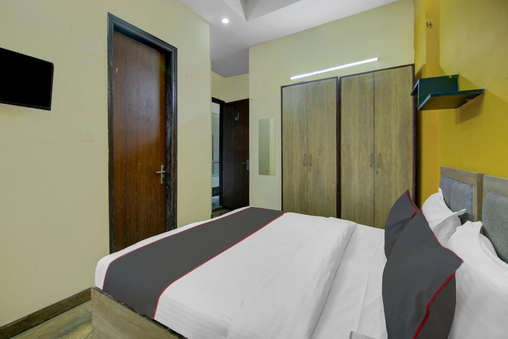 Hotel O The Arrow Near Dtu College Hotel