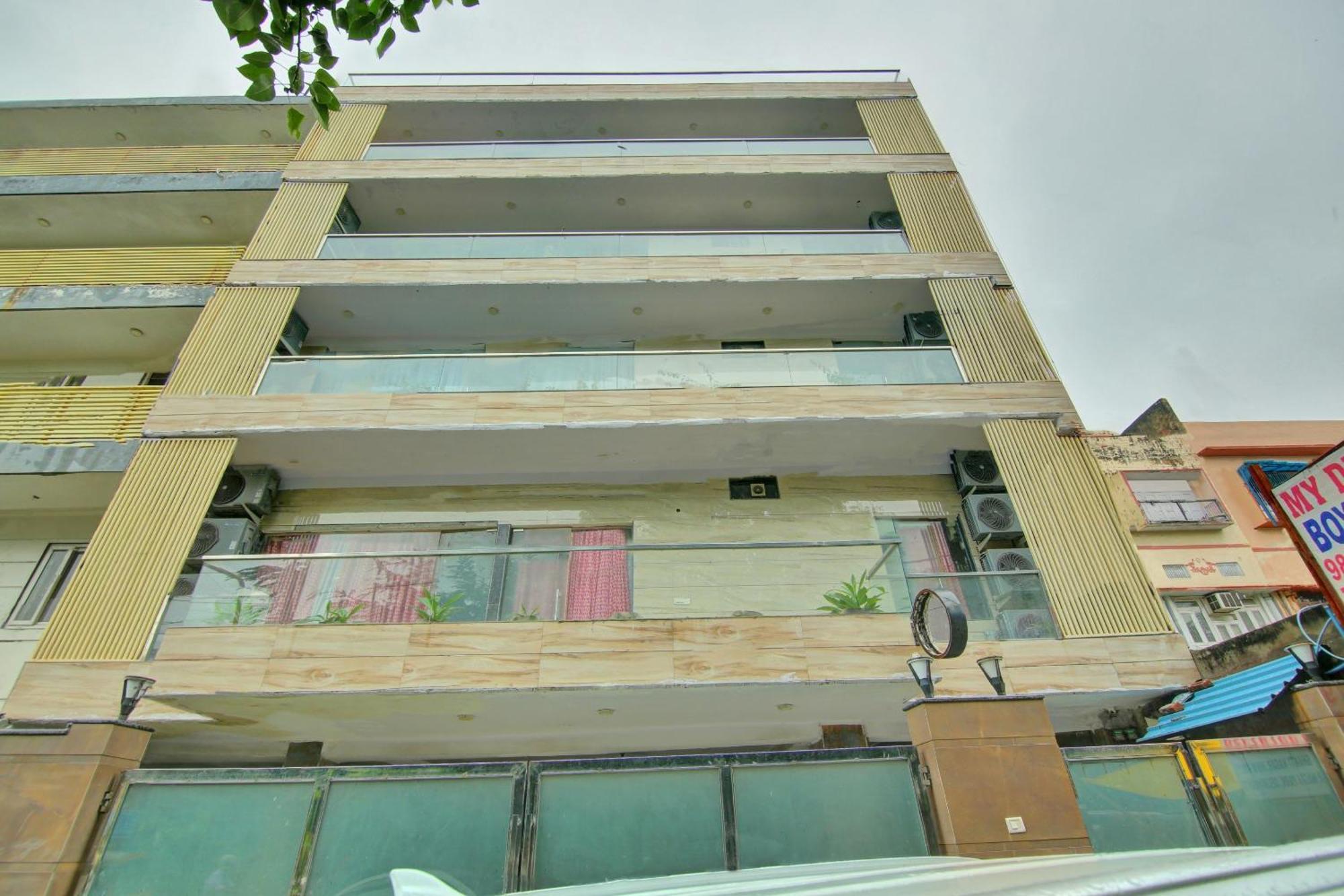 Hotel O The Arrow Near Dtu College Hotel
